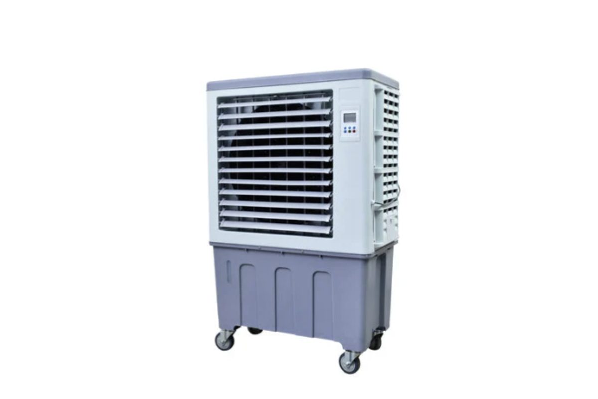 Il raffrescatore ad acqua si colloca tra il ventilatore tradizionale e il condizionatore, offrendo un raffreddamento più efficace