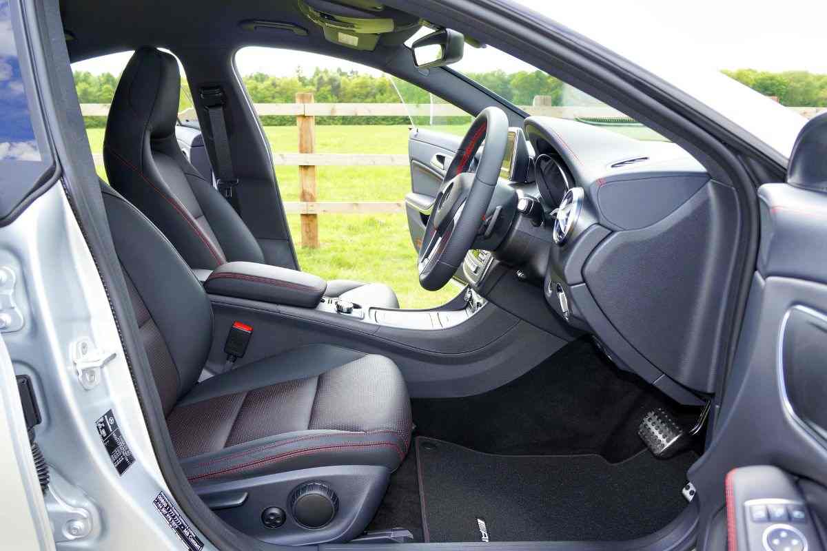 auto, usa la tecnica della ventilazione incrociata per raffreddare la macchina